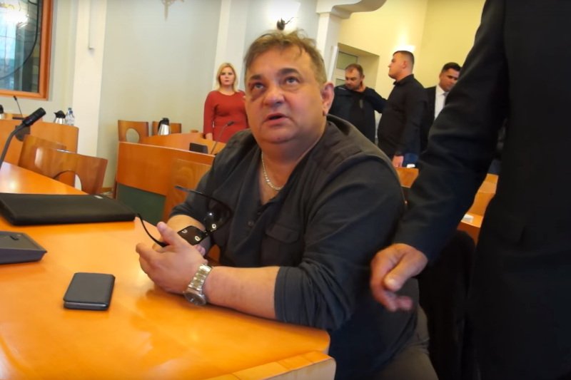 W takim stanie radny Ryszard Ciągło pojawił się na sesji.