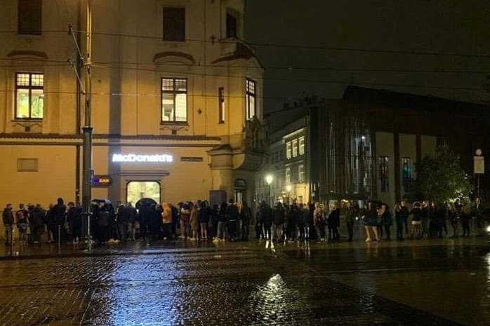 Do zebranych przed klubem w Krakowie przyjechała policja.