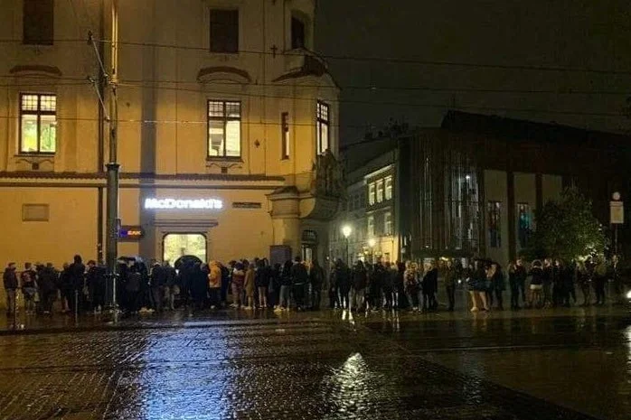 Do zebranych przed klubem w Krakowie przyjechała policja.
