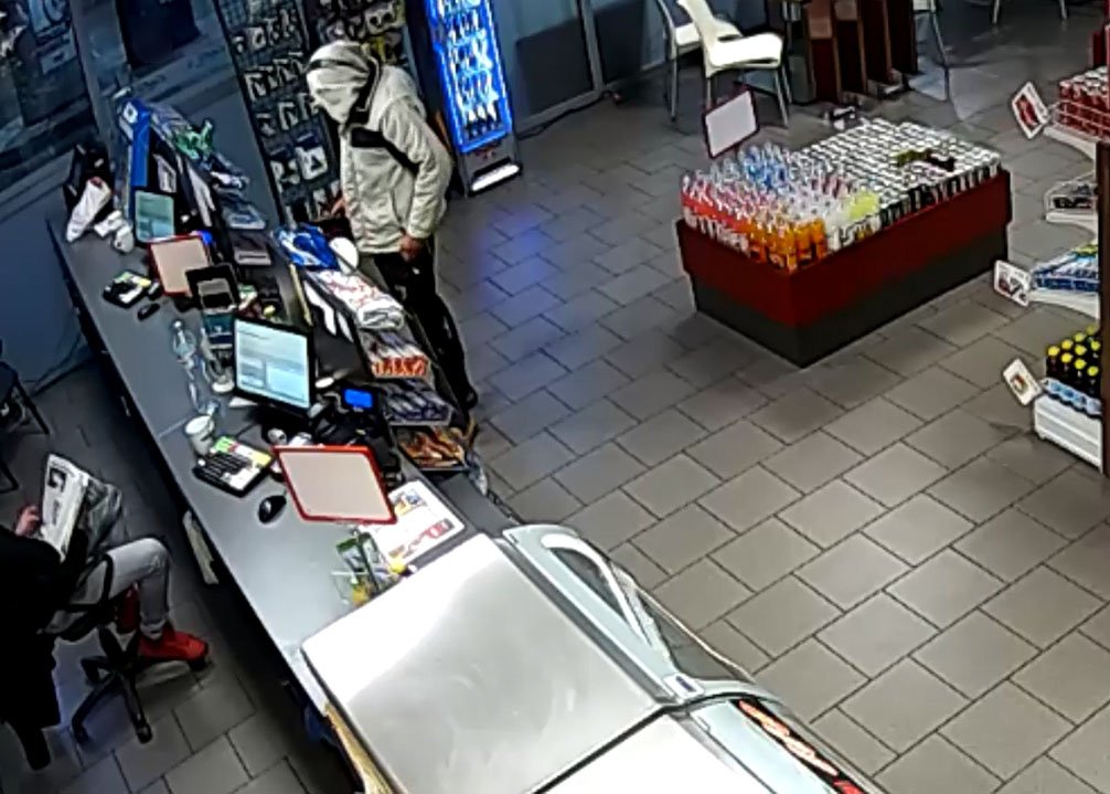 Komiczne włamanie na stacji benzynowej