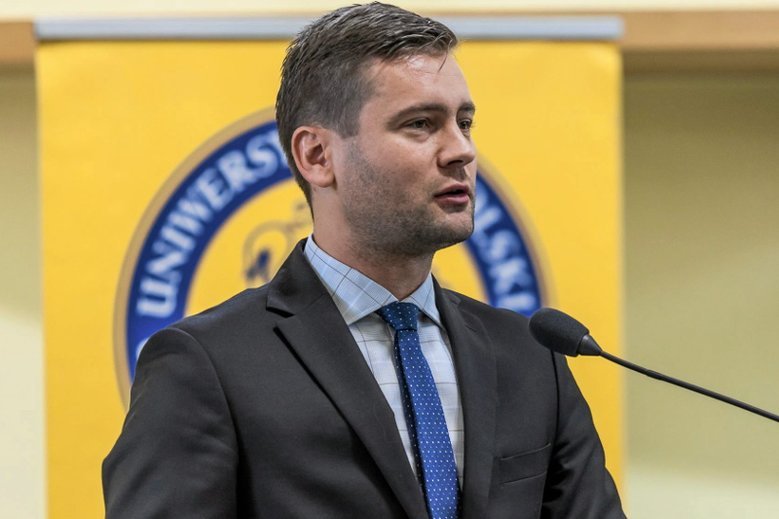 Poseł Kamil Bortniczuk, rzecznik partii Jarosława Gowina, zadrwił na Twitterze z 13-letniej dziewczynki protestującej przed Sejmem w obronie klimatu.