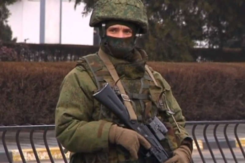 Uzbrojeni, w uniformach, ale bez dystynkcji - coraz więcej takich "żołnierzy" pojawia się na Krymie