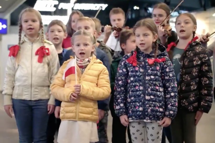 Prawo i Sprawiedliwość w najnowszym spocie wyborczym pokazało małe dzieci, które śpiewają Mazurka Dąbrowskiego.