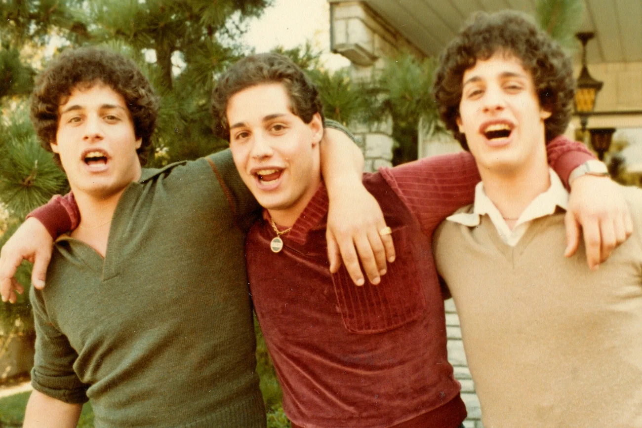 Od lewej (trojaczki): Edward Galland, David Kellman i Robert Shafran.