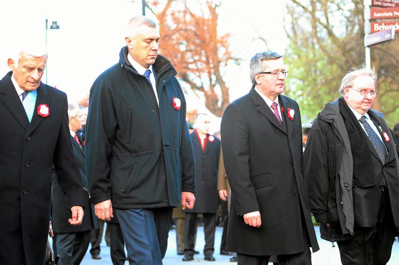 Jerzy Buzek, Roman Giertych, prezydent Bronisław Komorowski i Aleksander Hall składający kwiaty pod pomnikiem Romana Dmowskiego w roku 2012.