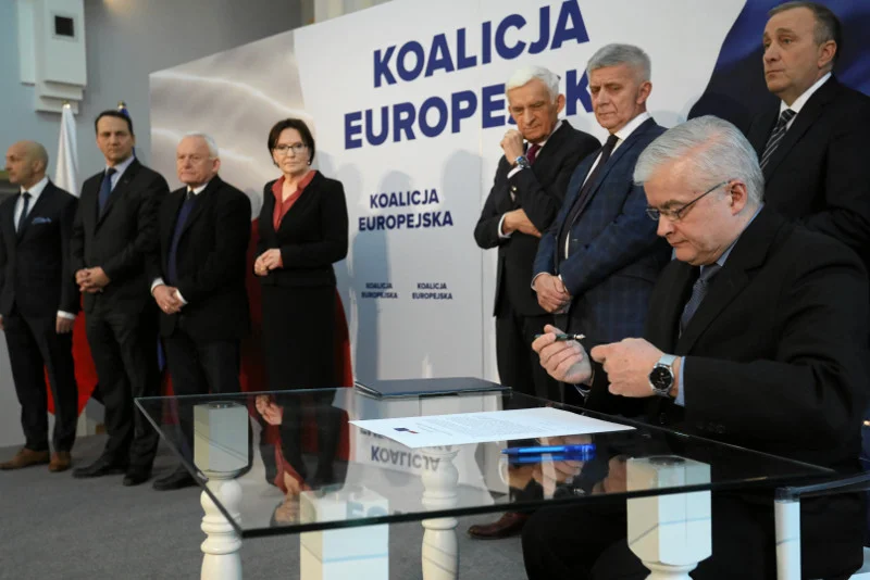 Włodzimierz Cimoszewicz podpisuje deklarację Koalicji Europejskiej