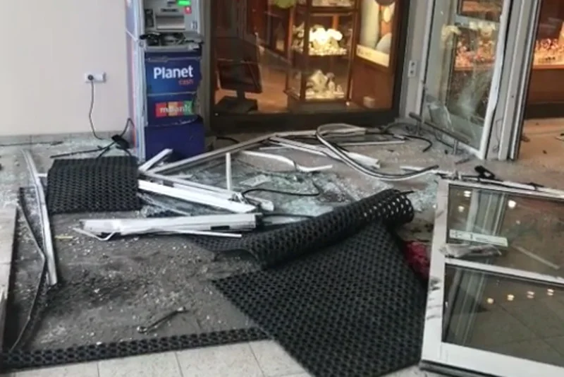 24-latek wjechał traktorem w Tesco w Stalowej Woli.