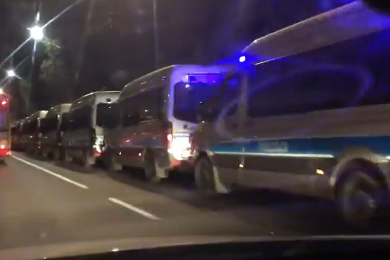 W okolicy domu Jarosława Kaczyńskiego stacjonują zmasowane siły policji.