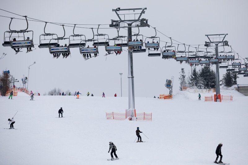 Niektóre stacje narciarskie otworzyły się wcześniej, oferując zajęcia edukacyjne i sportowe. Na zdjęciu: Chrzanów i  Narciarski Raj u Rzetelskiego, która wznowiła działalność 16 stycznia.