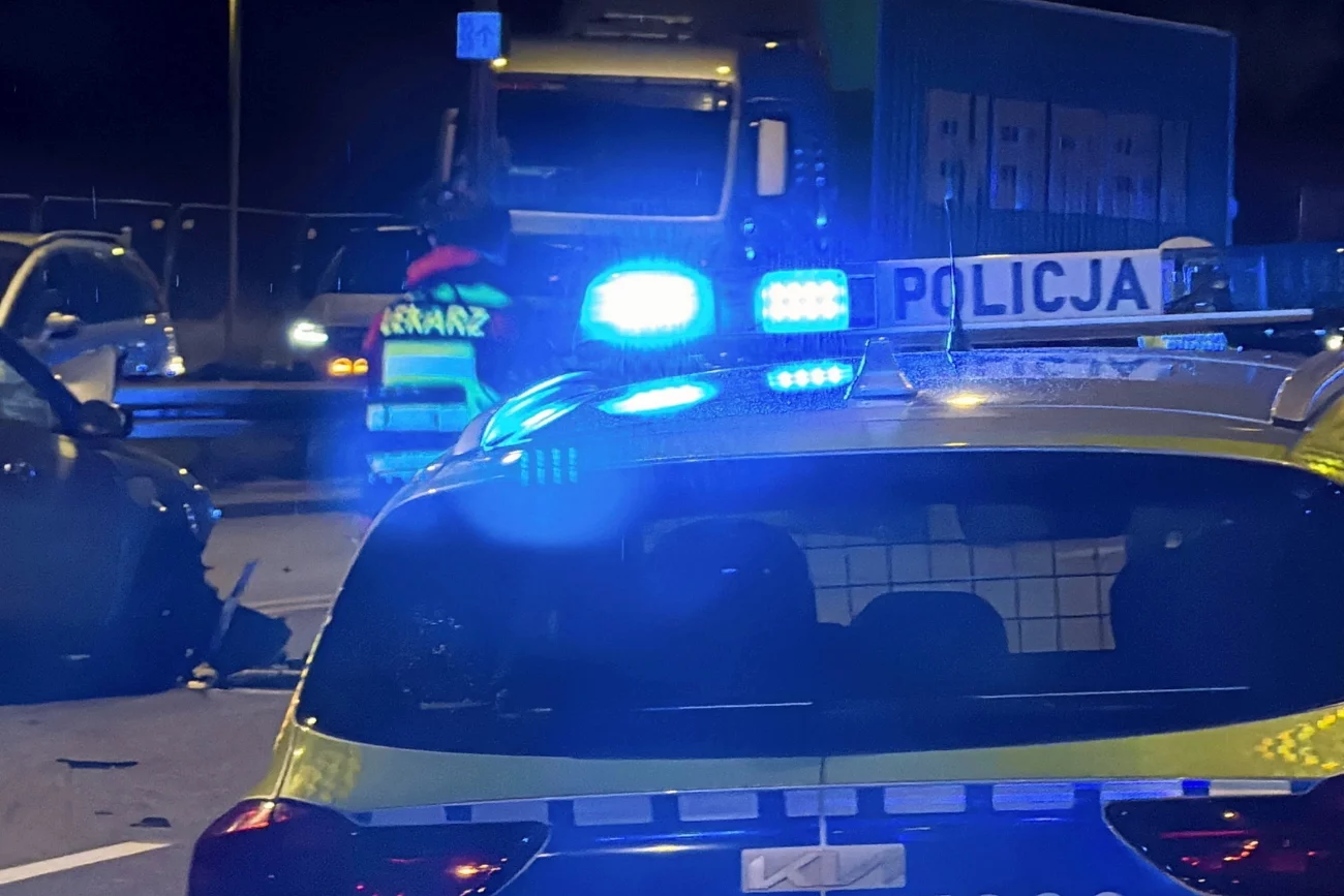 Tragiczny finał wypadku na Wisłostradzie. Policja prosi o pomoc w odnalezieniu świadków.