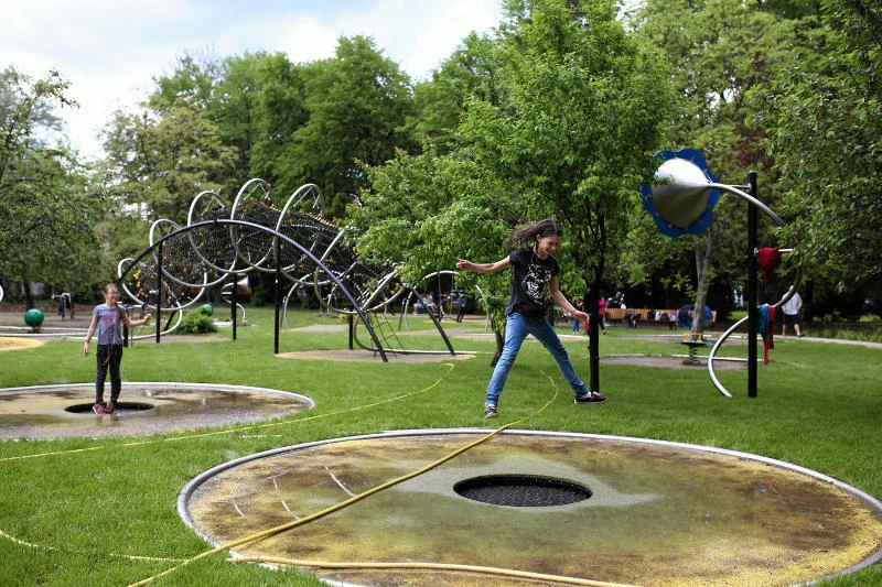 Plenerowy park trampolin na ulicy Marymonckiej.