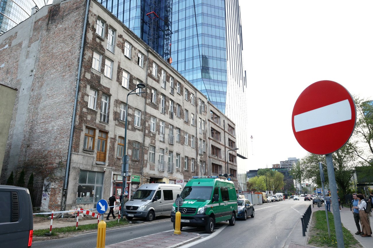 Ul. Grzybowska 71 na warszawskiej Woli. To tu znaleziono ciała czterech mężczyzn