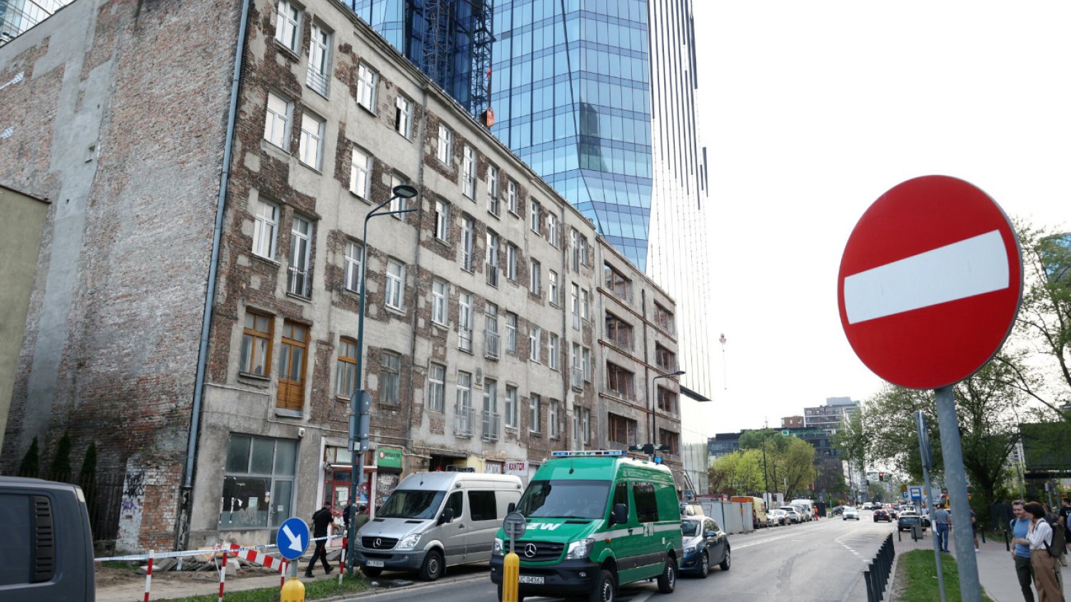 Ul. Grzybowska 71 na warszawskiej Woli. To tu znaleziono ciała czterech mężczyzn