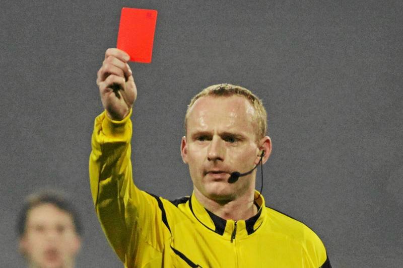 Marcin Borski - sędzia, który nie boi się pokazywać piłkarzom kartek.
