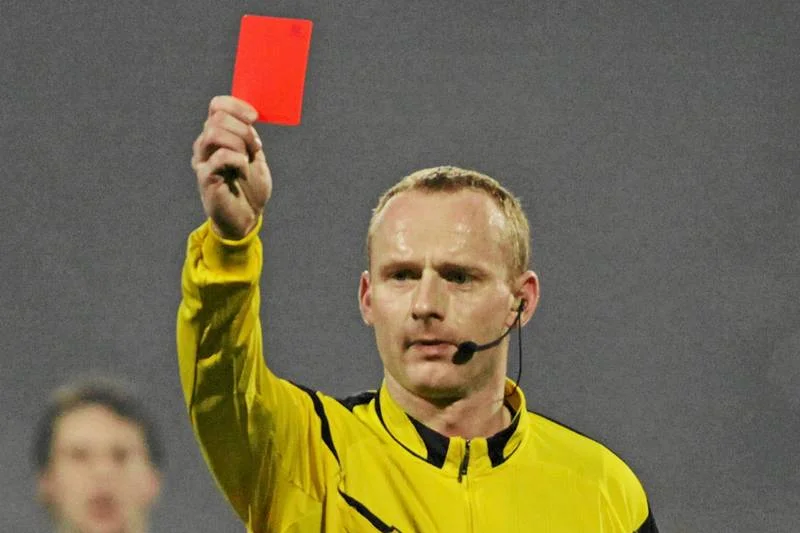 Marcin Borski - sędzia, który nie boi się pokazywać piłkarzom kartek.