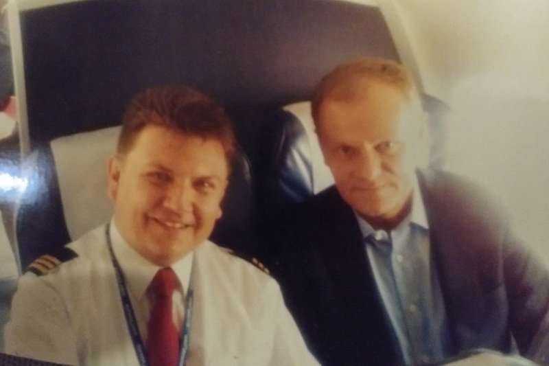 Jacek Balcer na pokładzie samolotu w towarzystwie Donalda Tuska.