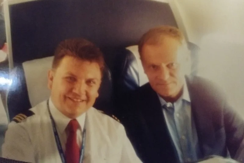 Jacek Balcer na pokładzie samolotu w towarzystwie Donalda Tuska.