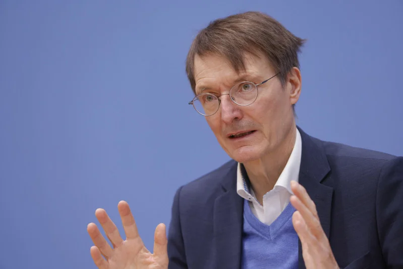 Minister zdrowia Karl Lauterbach ostrzega: mogą pojawić się nowe mutacje koronawirusa