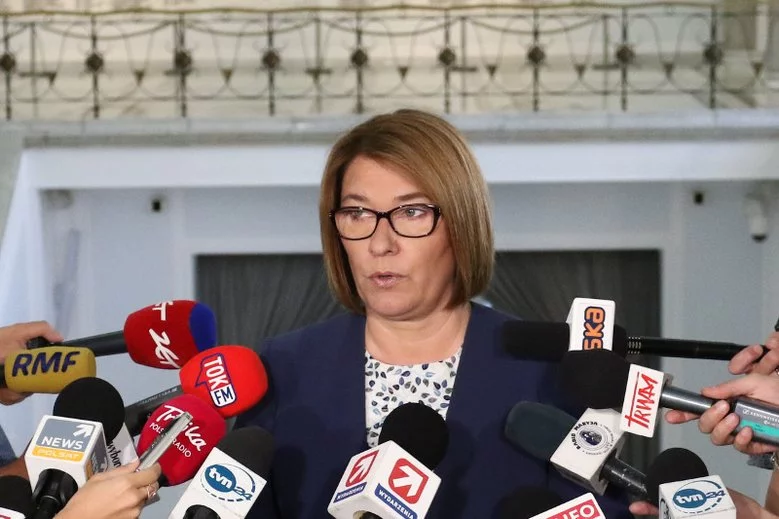 Beata Mazurek mówiła dziennikarzom o wątpliwościach polityków PiS dotyczących referendum konstytucyjnego.