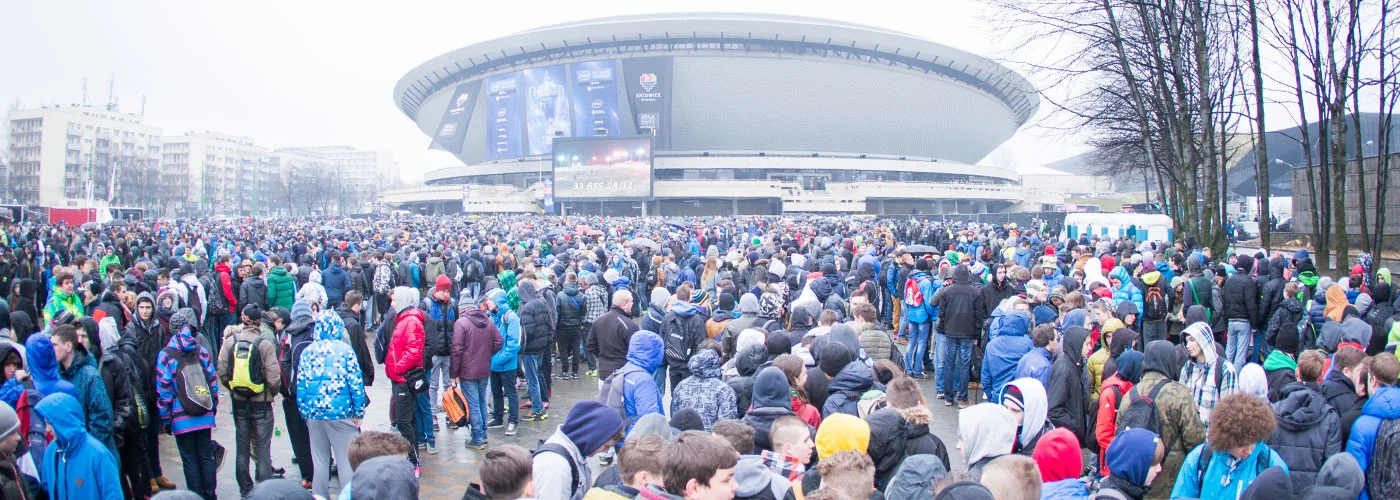 Katowice, Spodek, marzec 2015. Młodzi fani czekają na wejscie na Intel Extreme Masters Poland