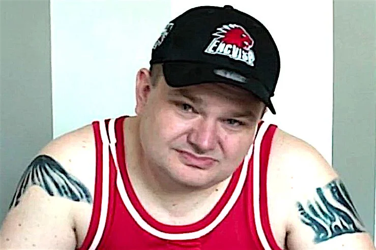 Raper 811811 nie ucieka od autodystansu, mrugnięć okiem