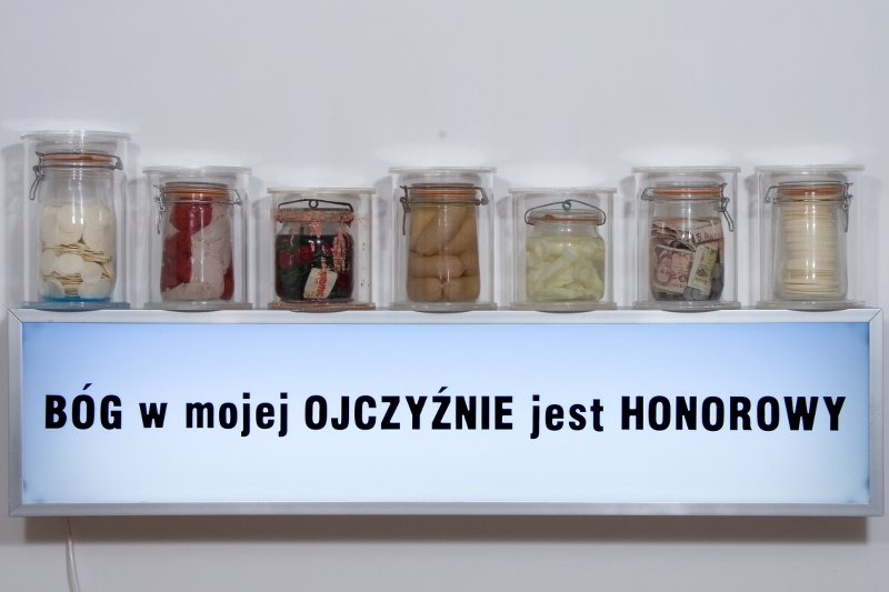 Instalacja "Bóg w mojej ojczyźnie jest honorowy".