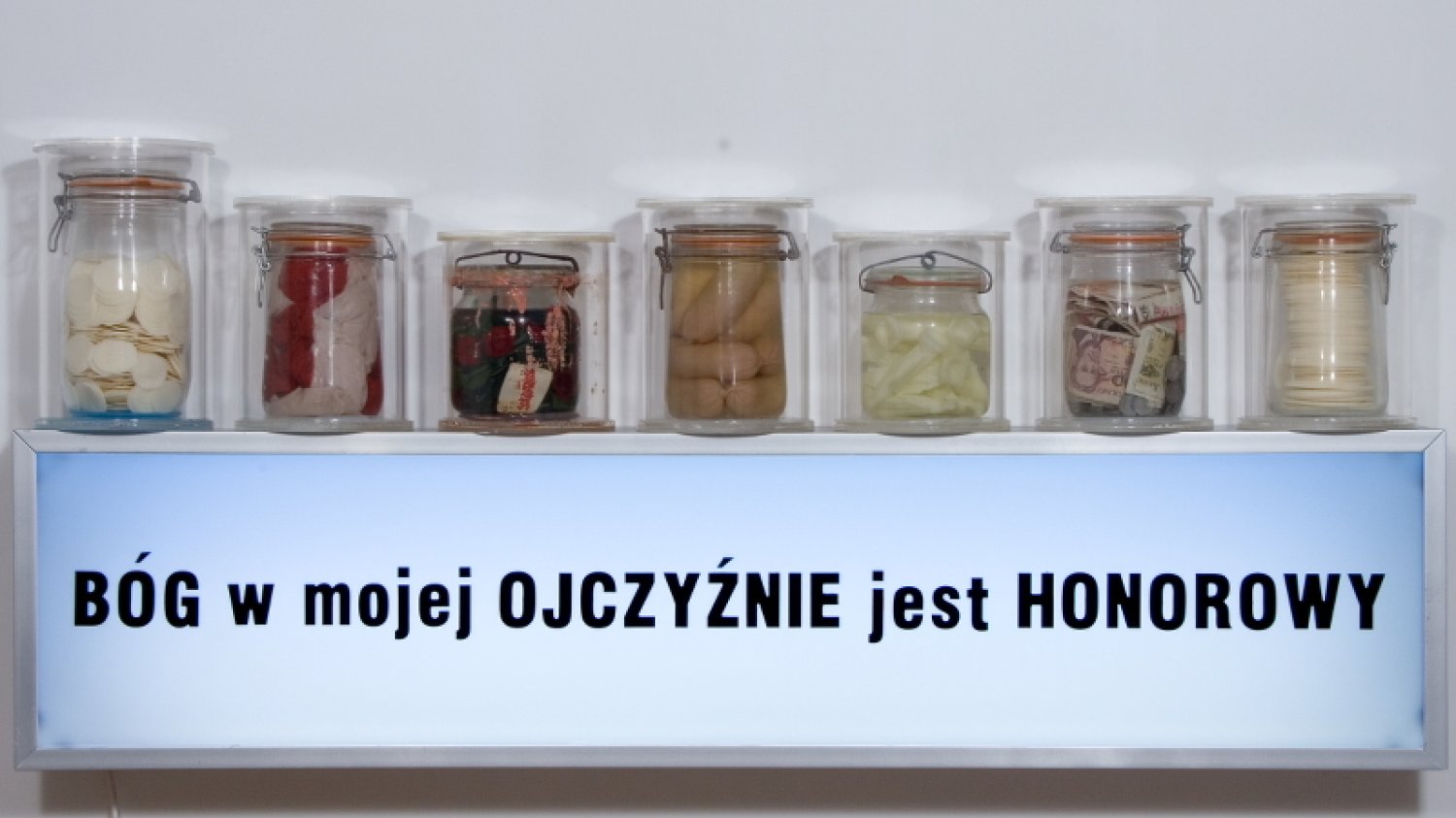 Instalacja "Bóg w mojej ojczyźnie jest honorowy".