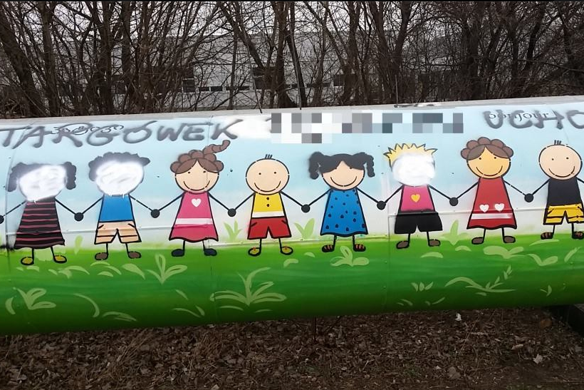 Rurę malowały wspólnie dzieci uchodźców i z Szkoły Podstawowej nr. 58.