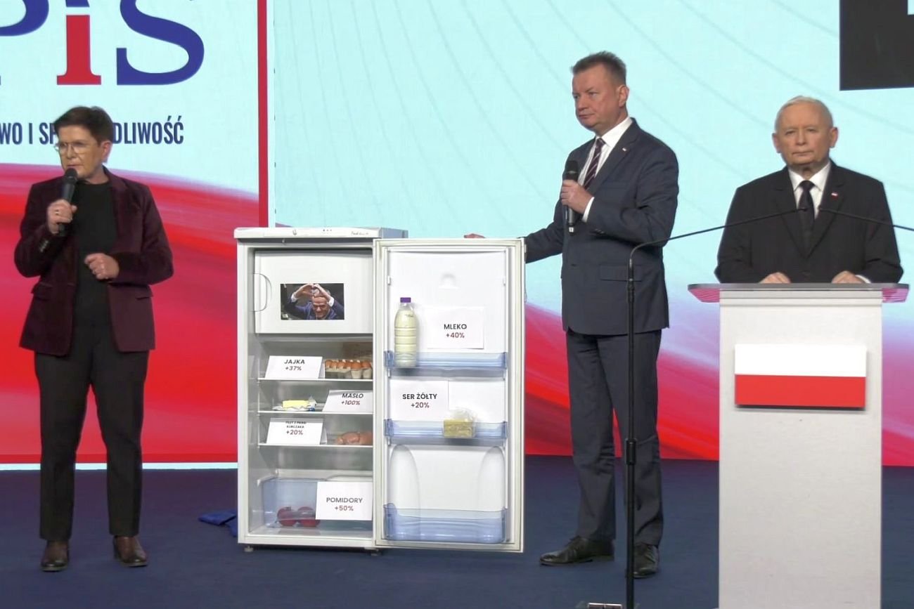 Czołowi przedstawiciele PiS znów sięgnęli po motyw pustą lodówką. Tym razem wyskakuje z niej... Donald Tusk