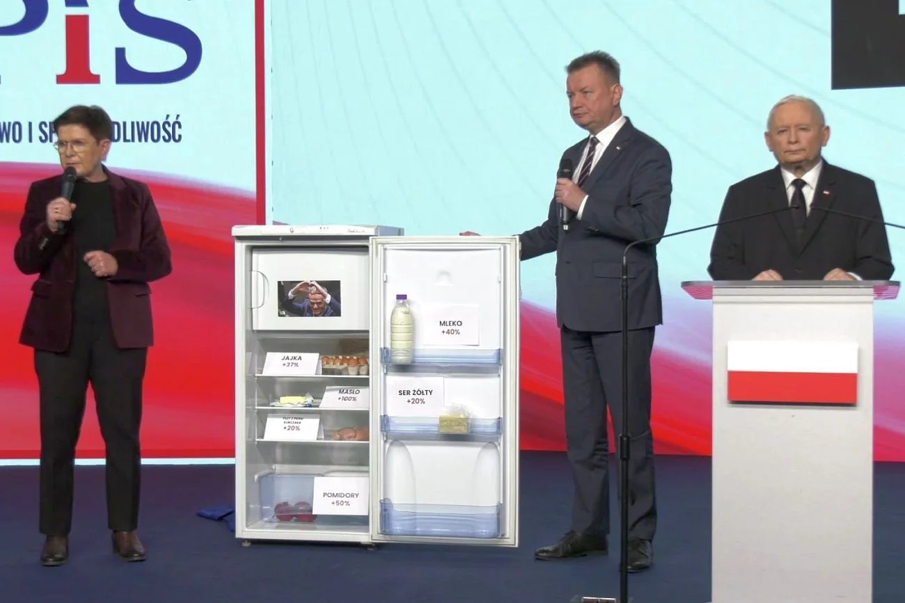 Czołowi przedstawiciele PiS znów sięgnęli po motyw pustą lodówką. Tym razem wyskakuje z niej... Donald Tusk Czołowi przedstawiciele PiS znów sięgnęli po motyw pustą lodówką. Tym razem wyskakuje z niej... Donald Tusk