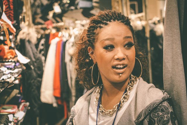 Hina, jedna z przedstawicielek subkultury b-style i bohaterka reportażu Desiré, pracuje w modnym butiku Baby Shoop, którego dewizą jest "Black for life"