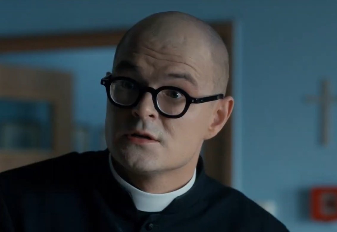 Dawid Ogrodnik jako ksiądz Kaczkowski