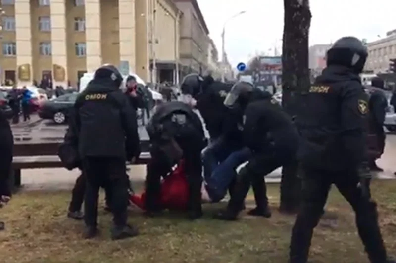 Tysiące ludzi wyszło na ulice Mińska, by protestować przeciwko "podatkowi od pasożytnictwa", który uderza w bezrobotnych. Łukaszenko spacyfikował ich używając OMON-u.