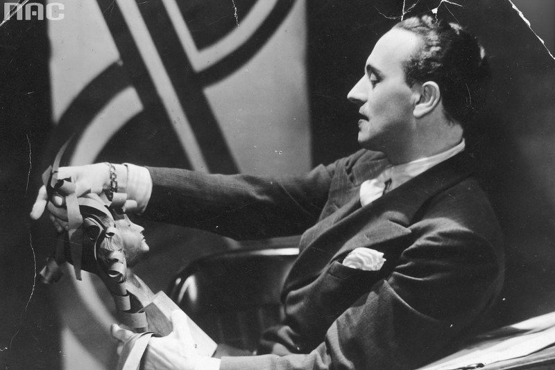 Mistrz fryzjerski Antoni "Antoine" Cierplikowski w swojej pracowni tworzy fryzurę dla jednej z gwiazd, 1933.