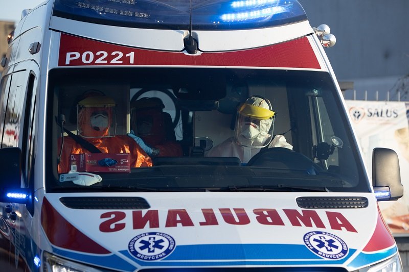 Ministerstwo Zdrowia przekonuje, że w Polsce udało się ograniczyć transmisję wirusa z człowieka na człowieka.