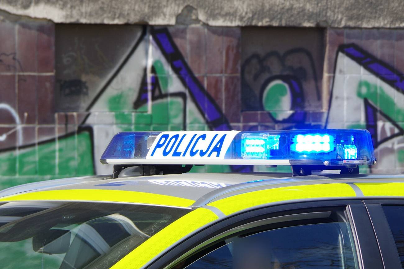 Radiowóz policyjny na sygnale