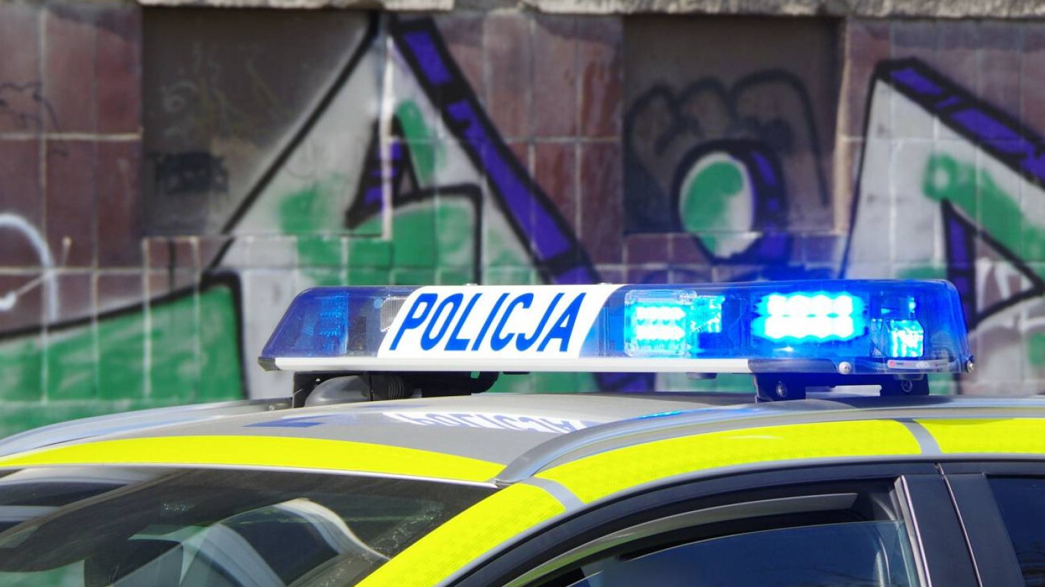Radiowóz policyjny na sygnale