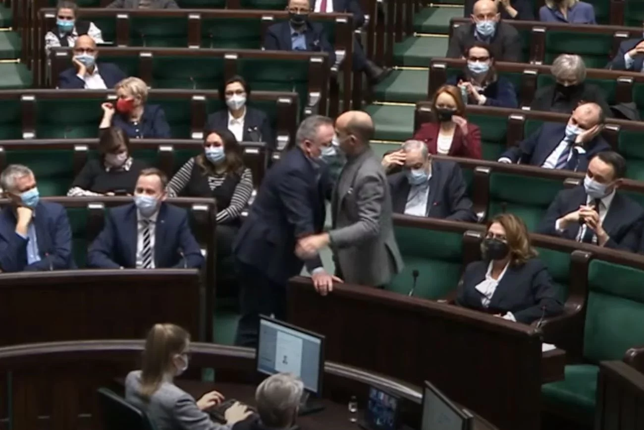 Poseł KO Bartłomiej Sienkiewicz opuścił salę obrad w asyście Borysa Budki