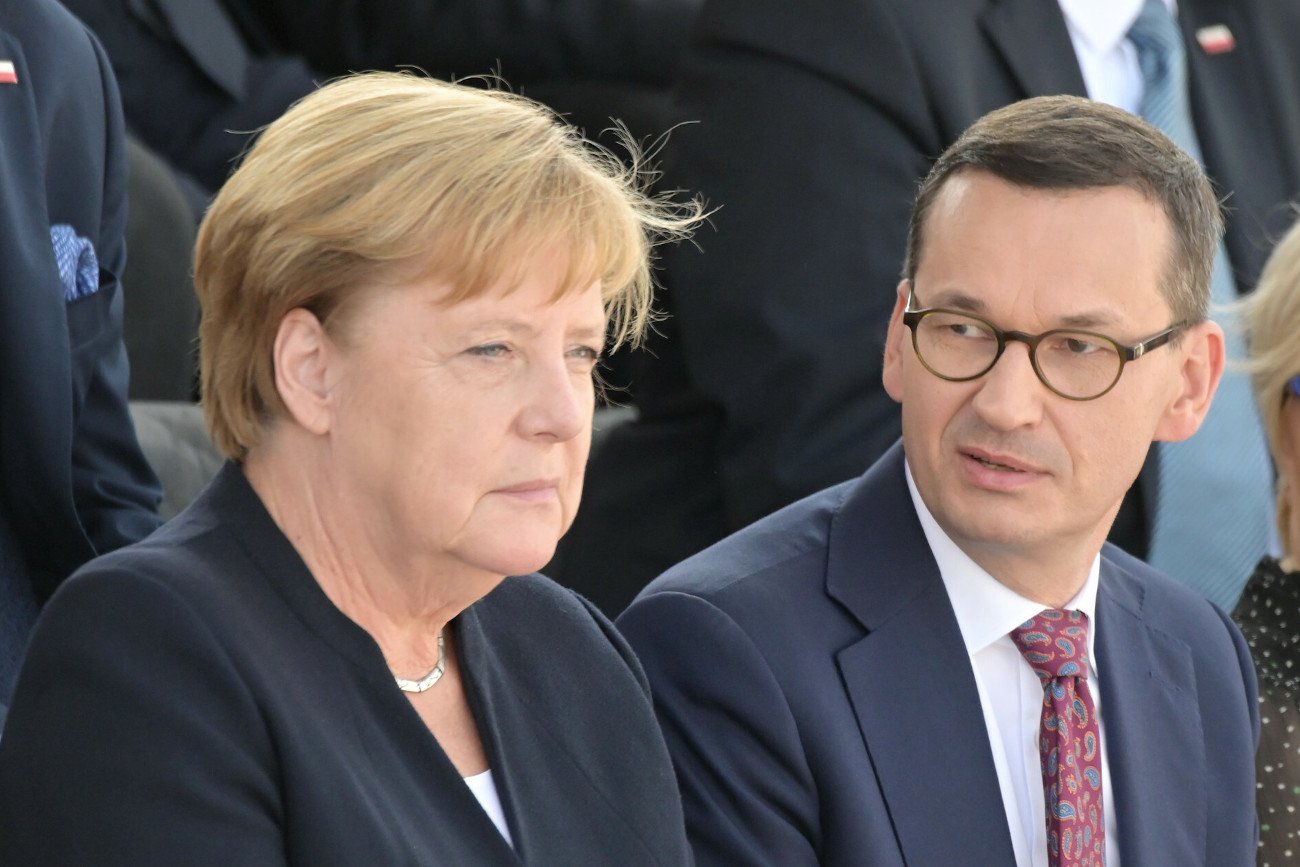 Mateusz Morawiecki skrytykował w wywiadzie politykę Angeli Merkel ws. uchodźców.