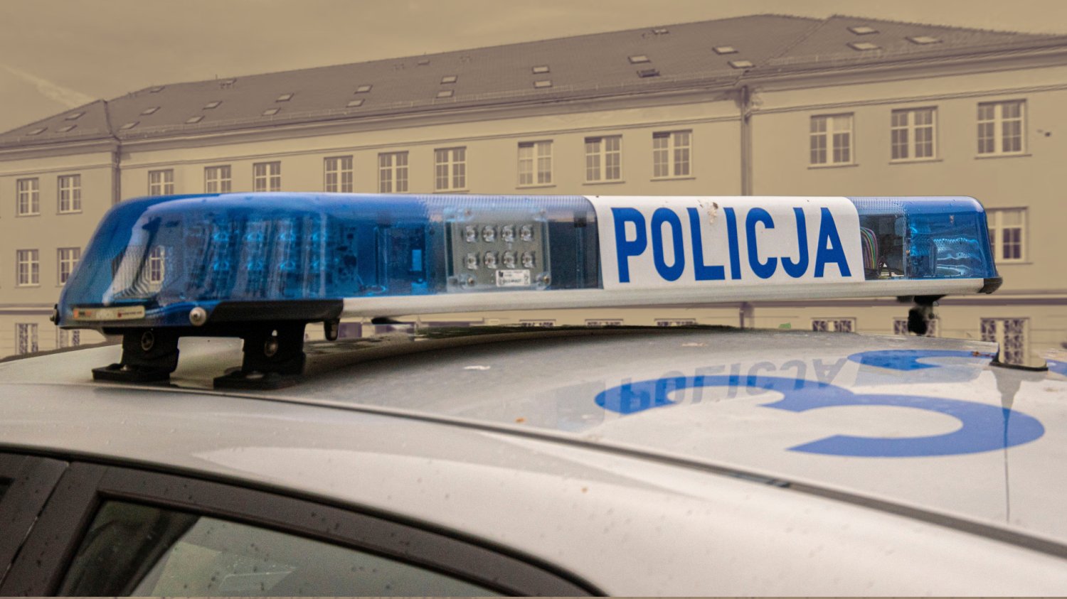 Co wiemy o 12-latce zatrzymanej w Jeleniej Górze. "Miała przy sobie nosić nóż" policyjny radiowóz