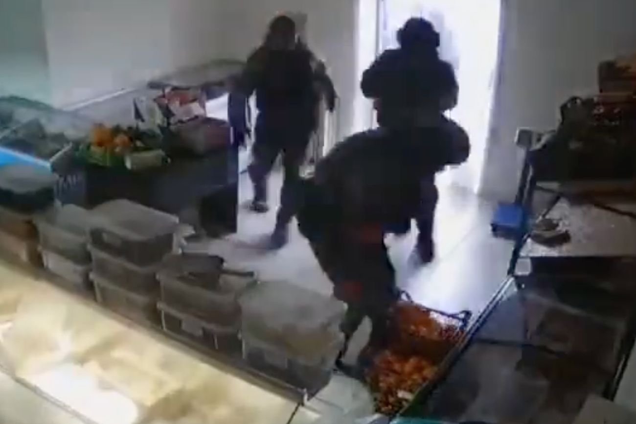 Rosyjscy żołnierze plądrują sklepy w Ukrainie. Dowodem są nagrania.