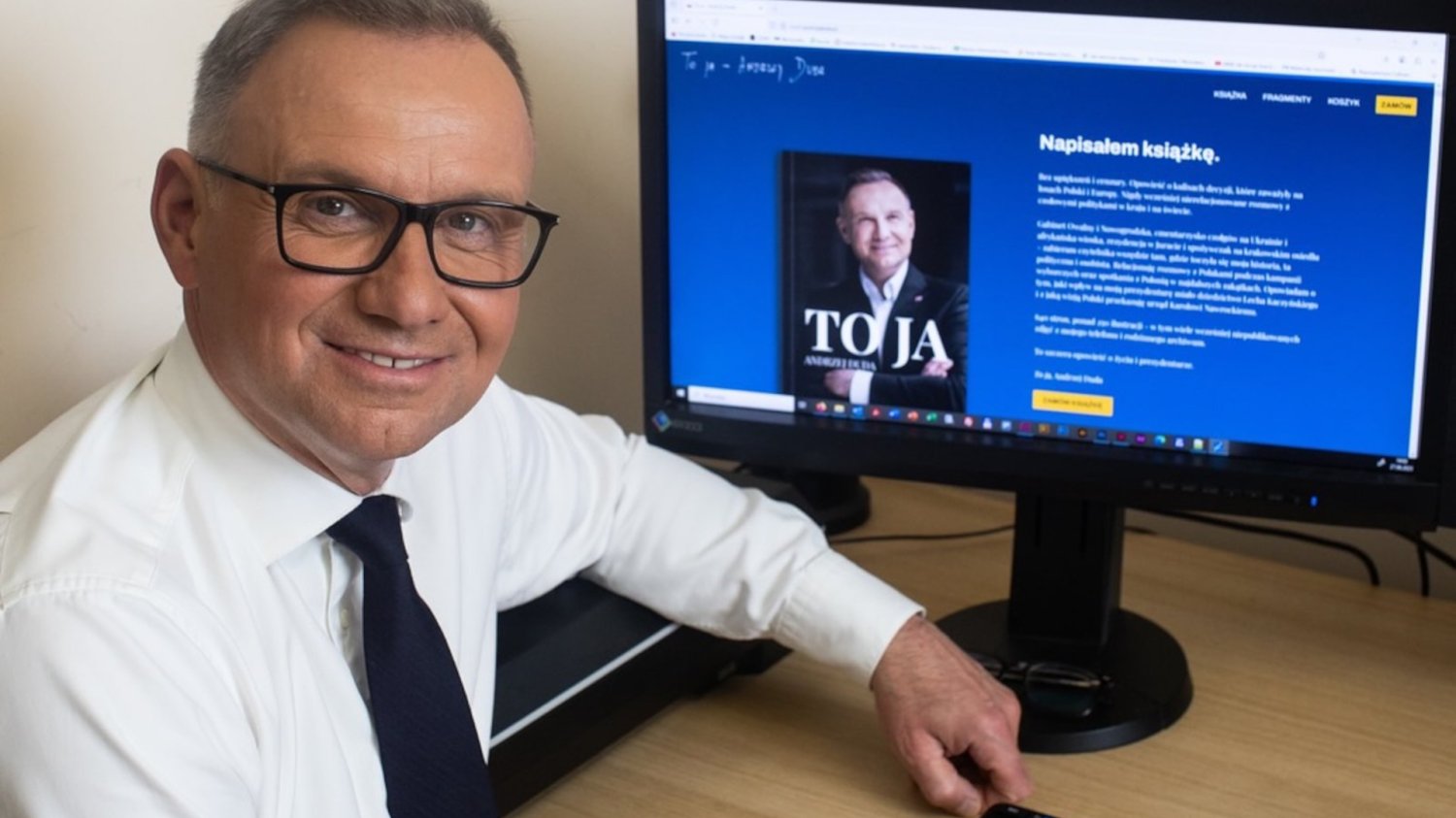 "To ja" Andrzeja Dudy w Biedronce za 99 zł. Jakie ma opinię?