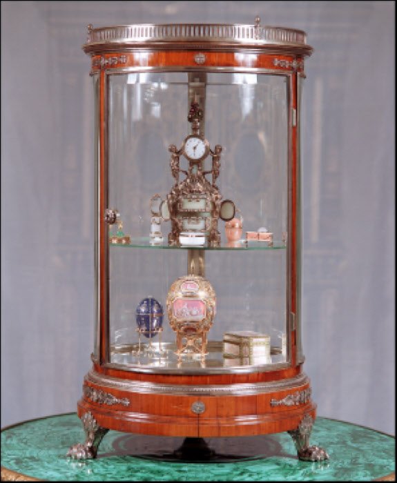 Szafka z dziełami wykonanymi przez Faberge