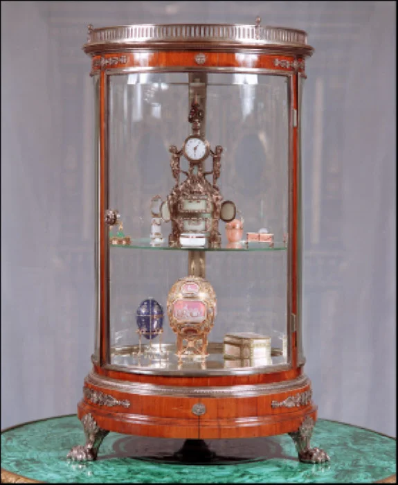 Szafka z dziełami wykonanymi przez Faberge