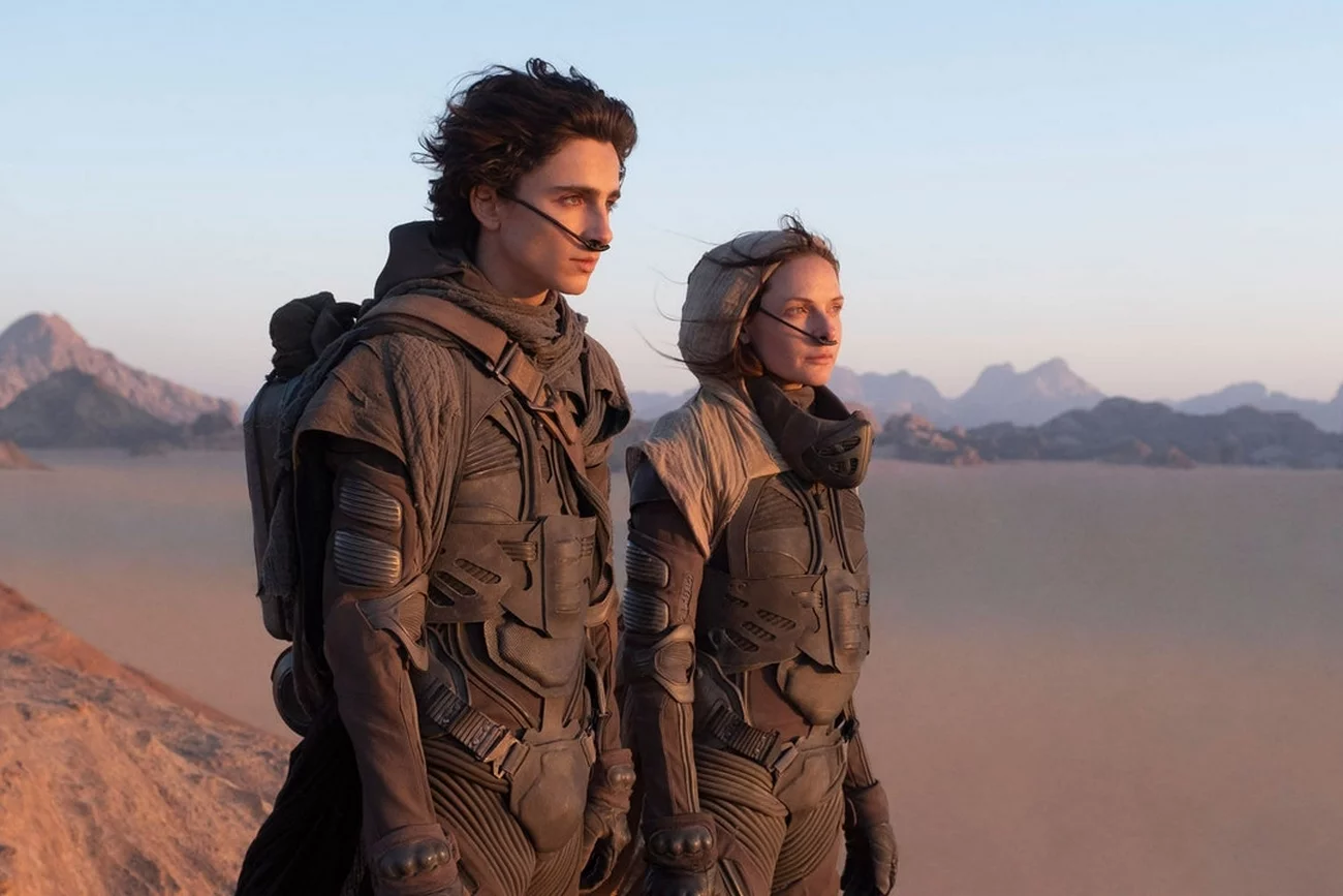 Timothée Chalamet jako Paul Atryda i Rebecca Ferguson jako Lady Jessika w filmie "Diuna".