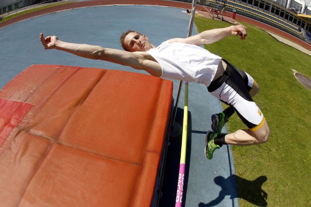 Maciej Lepiato podczas skoków treningowych