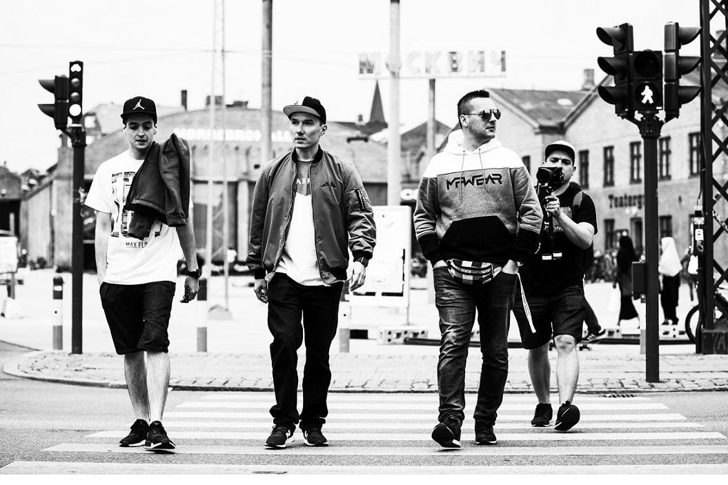 Nowa płyta Pokahontaz, REset. Od lewej - DJ West, Rahim i Fokus. Za nimi Bartosz Kasowski. Fot. Lukasz Kaminski - LeNarth Photography