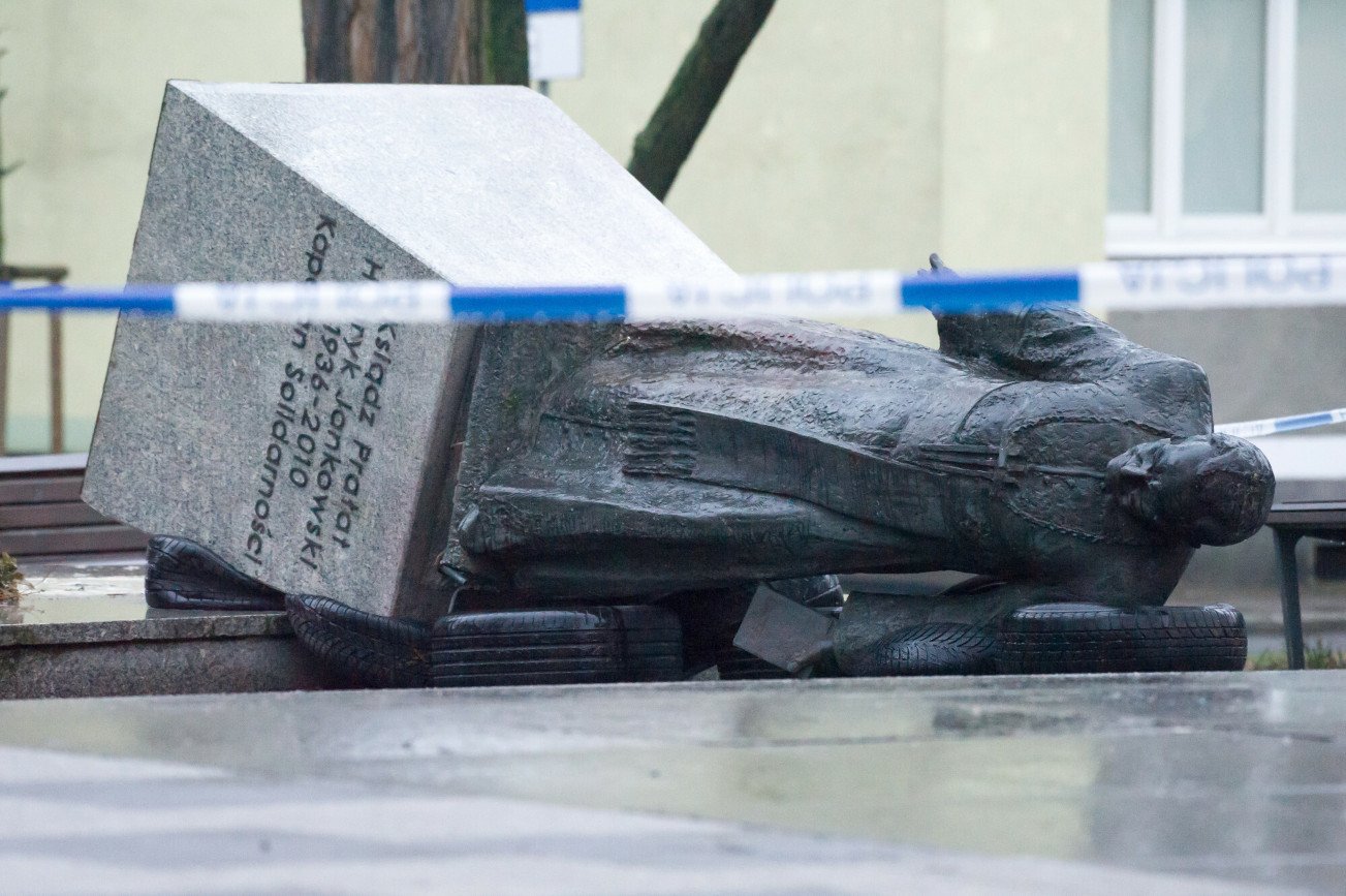 Wyrok w sprawie obalenia pomnika prałata Jankowskiego. Aktywiści bez kary.