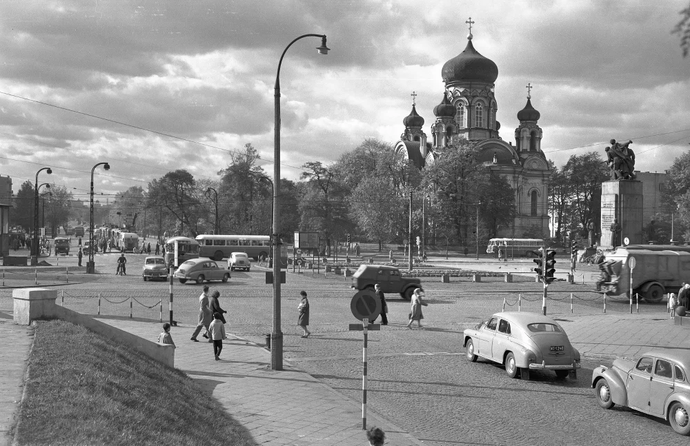 Sobór metropolitalny Świętej Równej Apostołom Marii Magdaleny w pobliżu skrzyżowania Al. Gen. Świerczewskiego z ul. Targową, między 1955 a 1959.