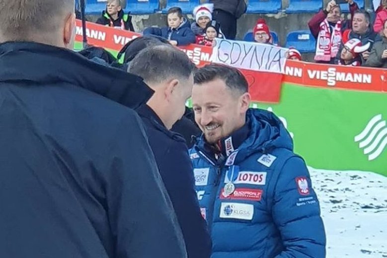 W niedzielę na skoczni w Wiśle prezydent Andrzej Duda wręczył Adamowi Małyszowi Medal Stulecia Odzyskanej Niepodległości.